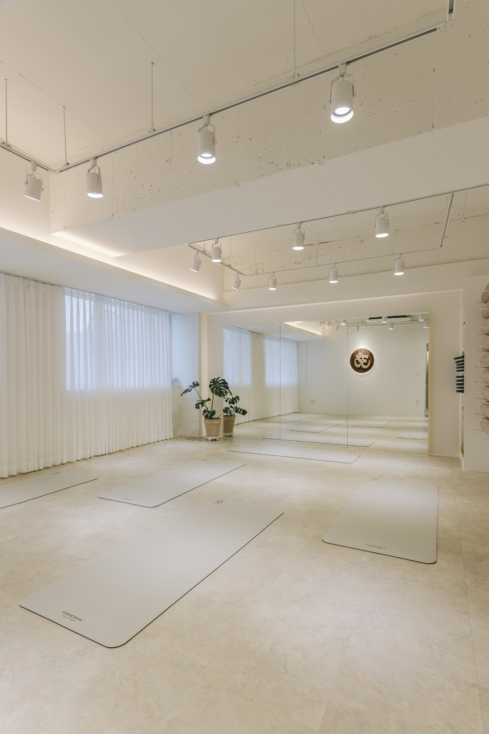 白色调的极简设计，韩国 Pilates 学院室内设计欣赏-13