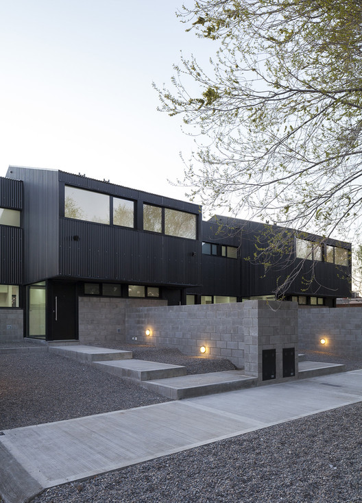 阿根廷城市广场上的黑色钢构住宅群-7