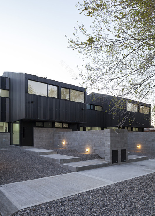 阿根廷城市广场上的黑色钢构住宅群-7