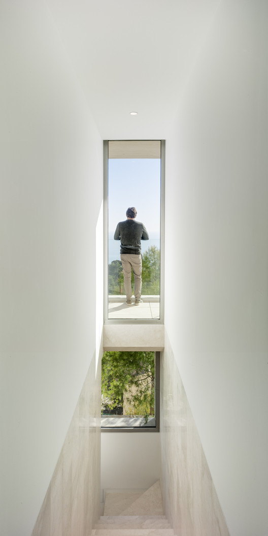 嵌入山体的独特度假屋-29