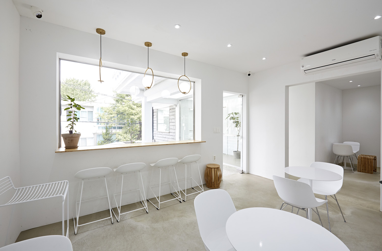 40 平米白色简约风咖啡厅 设计展现极简美学魅力-5