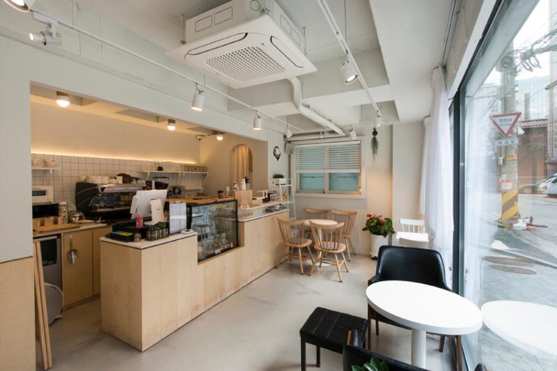 简约 10 坪咖啡厅，白色&木质空间设计-5