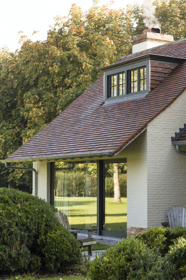 Landelijke villa met authentieke houten ramen en deuren-3