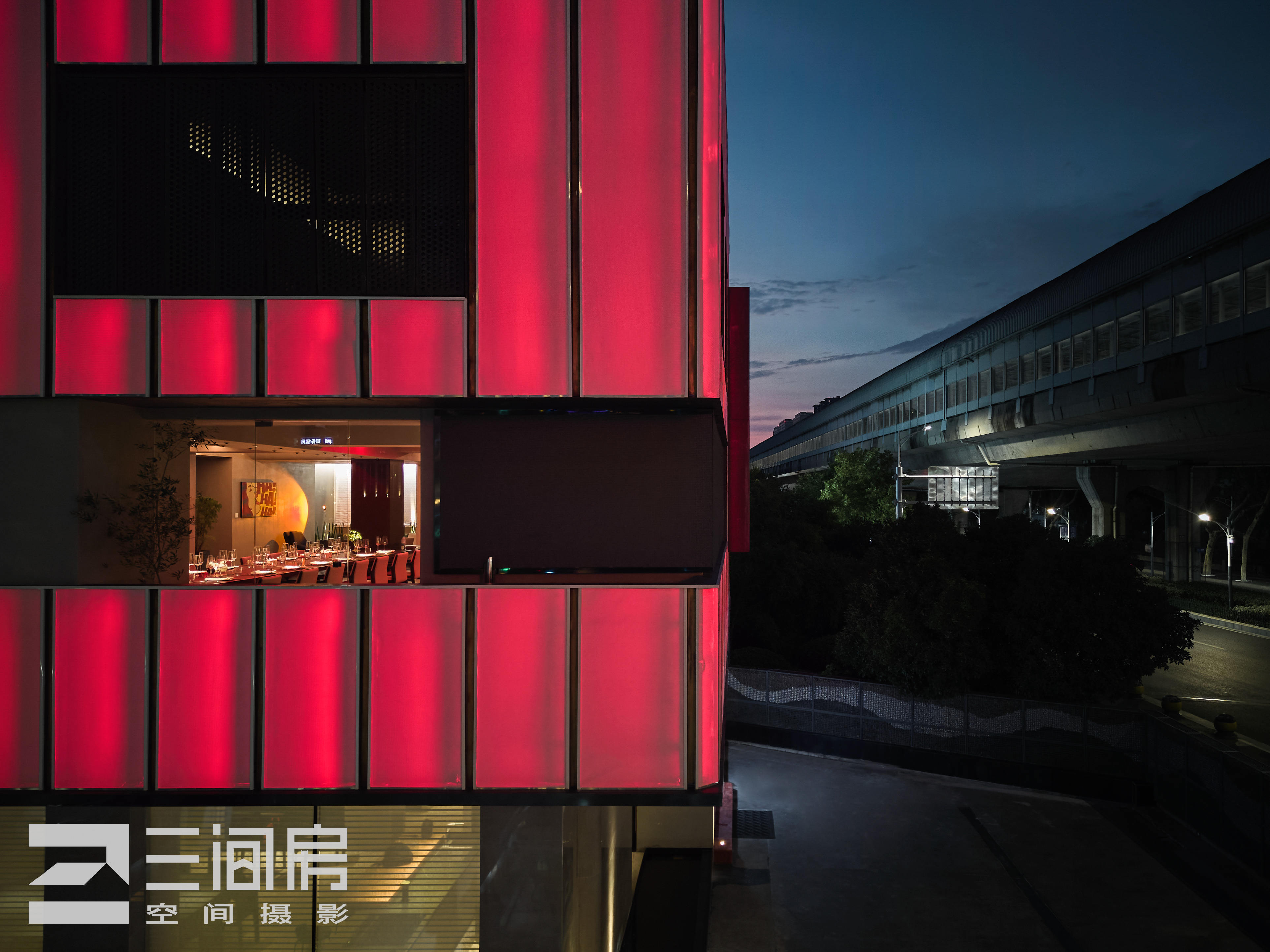 空间摄影丨高架旁的“红楼”-0