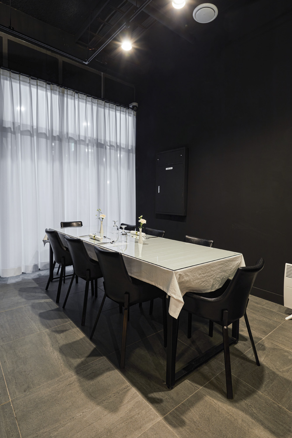 现代简约 20 平米餐厅设计，黑灰色调展现高级感-8