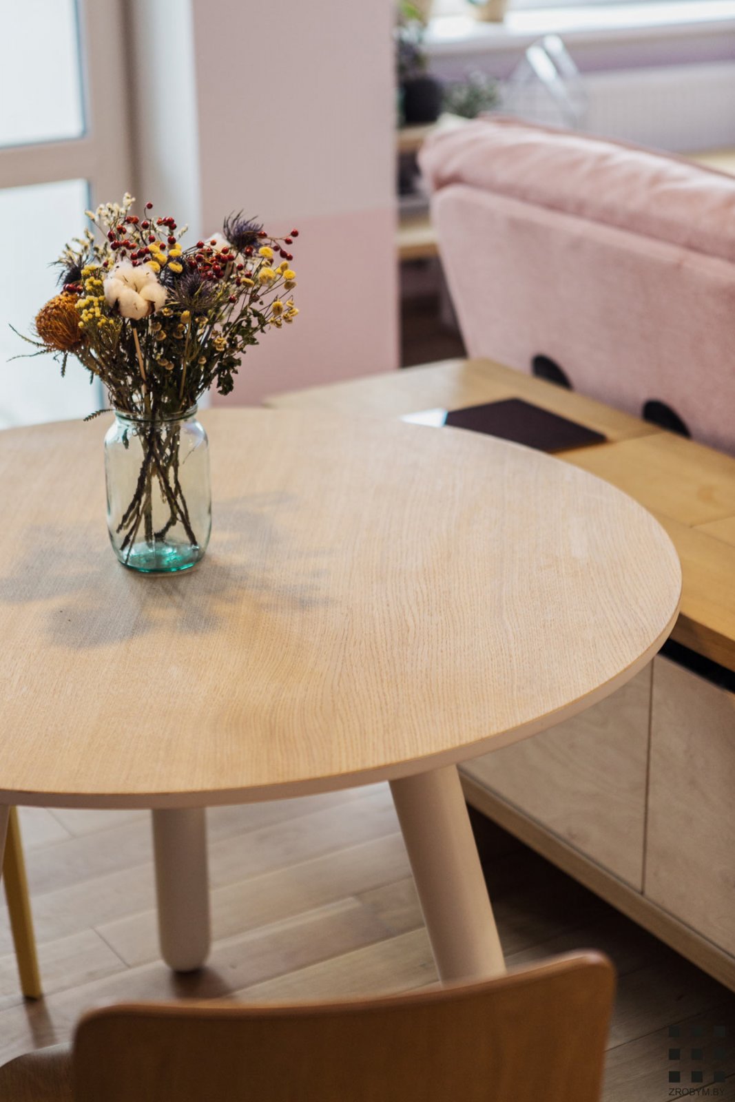 粉红与木，白俄罗斯46㎡单身公寓  Zrobym architects-11