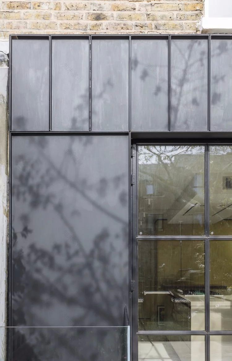 伦敦住宅的黄铜魅力-7