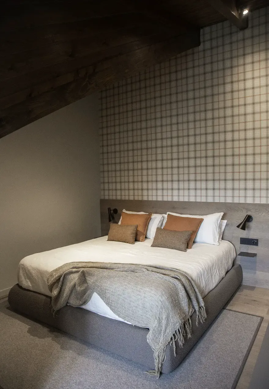 西班牙 Pyrenees 家庭避难所 | 灰色调与自然元素的完美结合-12