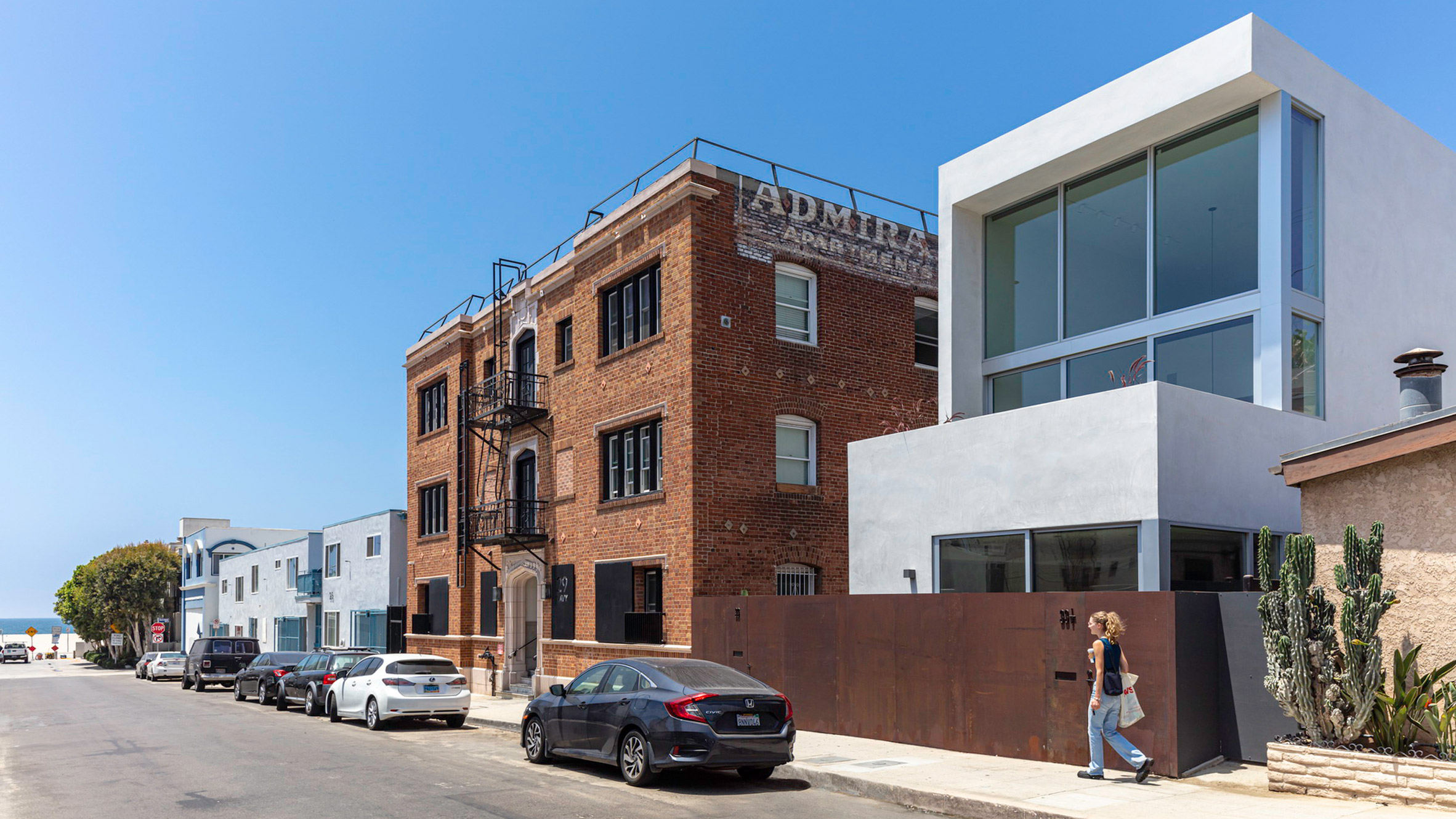 "白色 stucco 洋房 | 洛杉矶 Ehrlich Yanai Rhee Chaney 建筑师的宁静避风港"-0