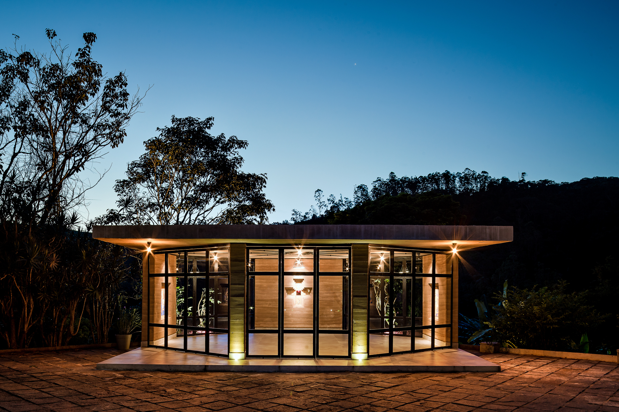 Jesuit Chapel / Solo Eduardo-22