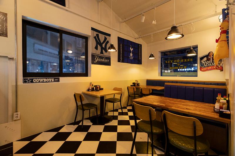 美式复古风 20 平米小咖啡馆设计-8