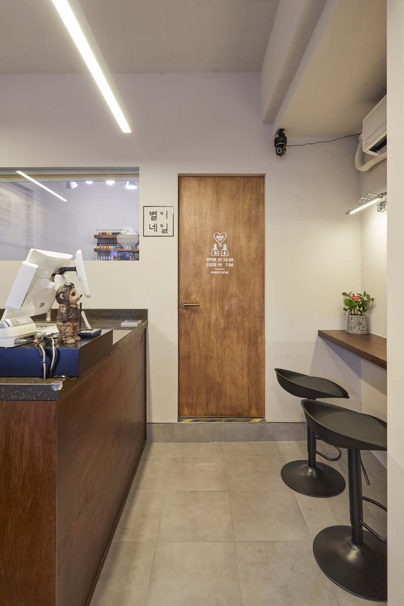 首尔 8 坪咖啡馆，极简工业风营造温馨空间-7