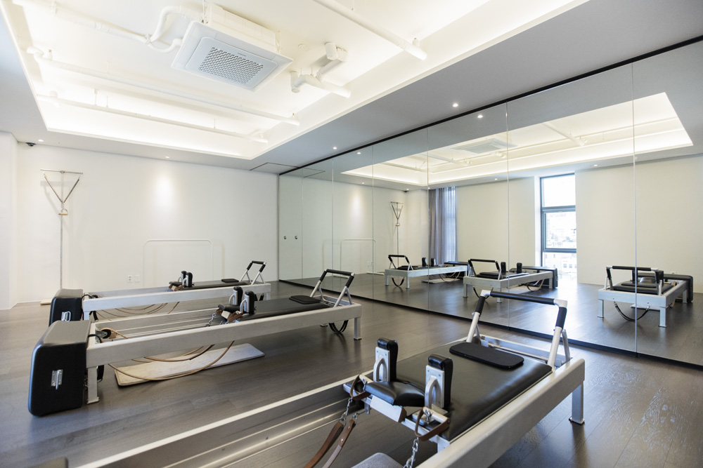 高级白色调 | 60 平米公寓的极简设计魅力-2