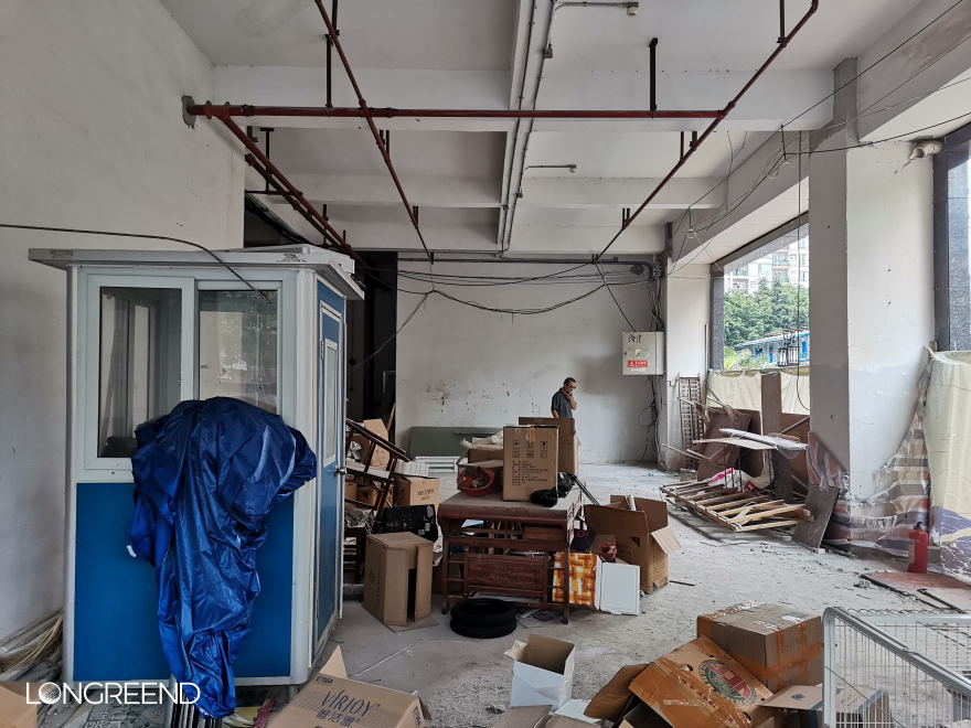 Tea room dining bar + indoor golf = perfect combination-16