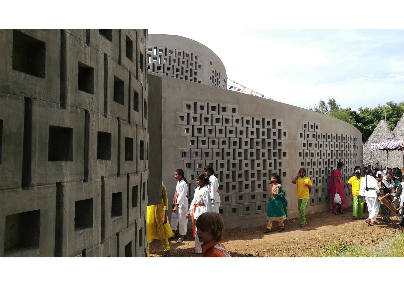 印度低成本社区中心,混凝土螺旋墙展现独特魅力-47