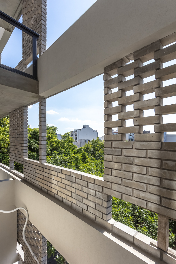 LL 2474 建筑 · Arqtipo 打造的灰色砖墙生态家园-33