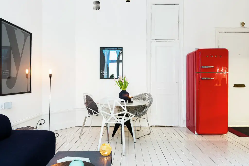 红 SMEG 厨房，温馨两居室的亮点-10
