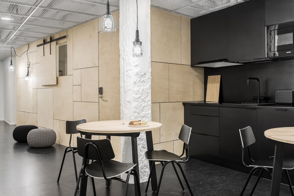 芬兰 Jyväskylä 旅馆·极简生态的共享空间-2