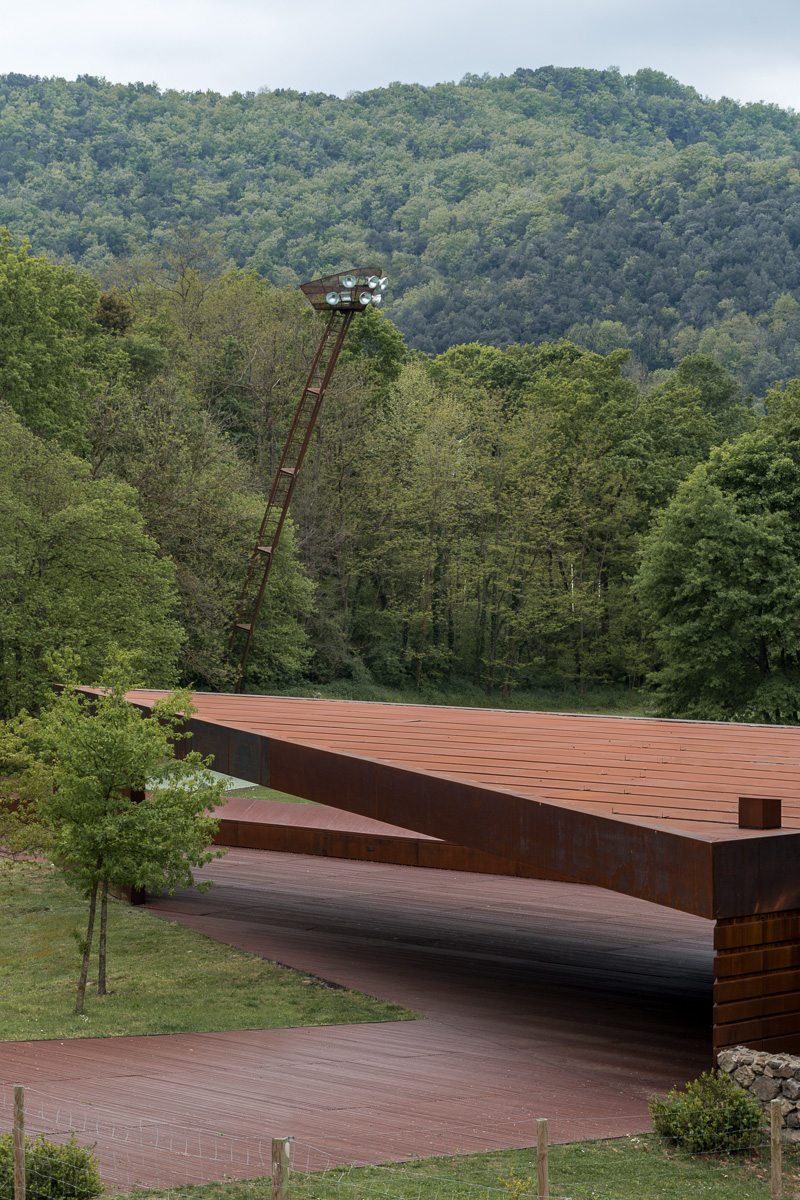 种满大树的标准跑道－西班牙小镇Olot体育公园 / RCR arquitectes & arqfoto拍摄 -21