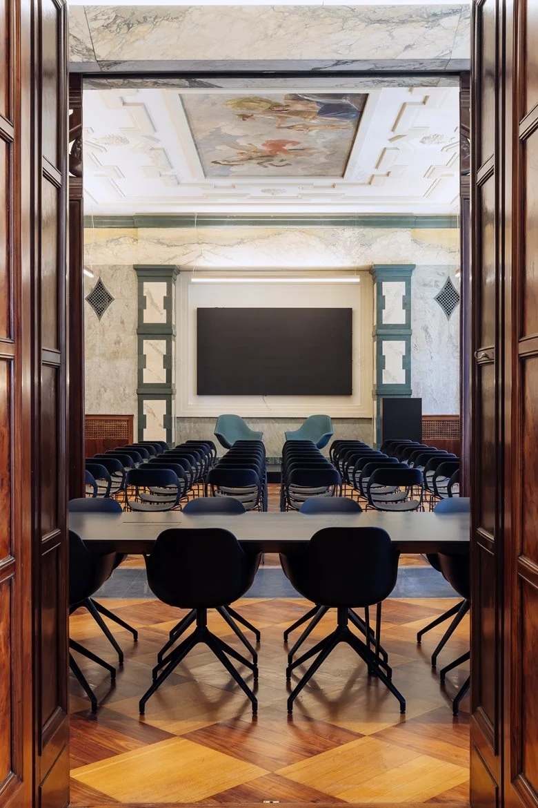 历史上预存和当代目标之间调和的银行办公室设计丨阿方索 费米亚及其工作室(戈者设计)-19