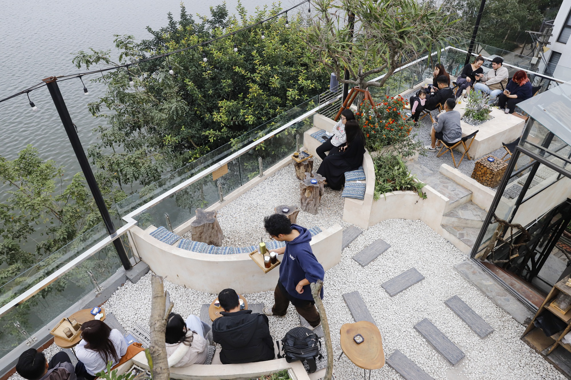 河内西湖边蜂巢咖啡馆丨越南河内-17