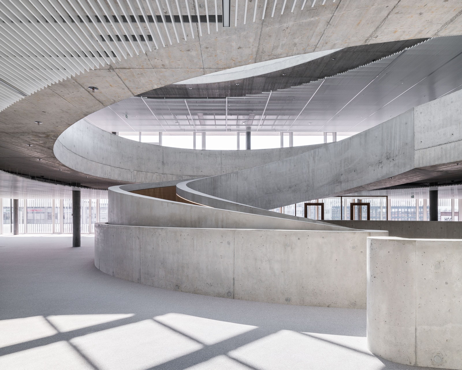 瑞士带混凝土螺旋楼梯的办公楼丨Hildebrand建筑事务所-12