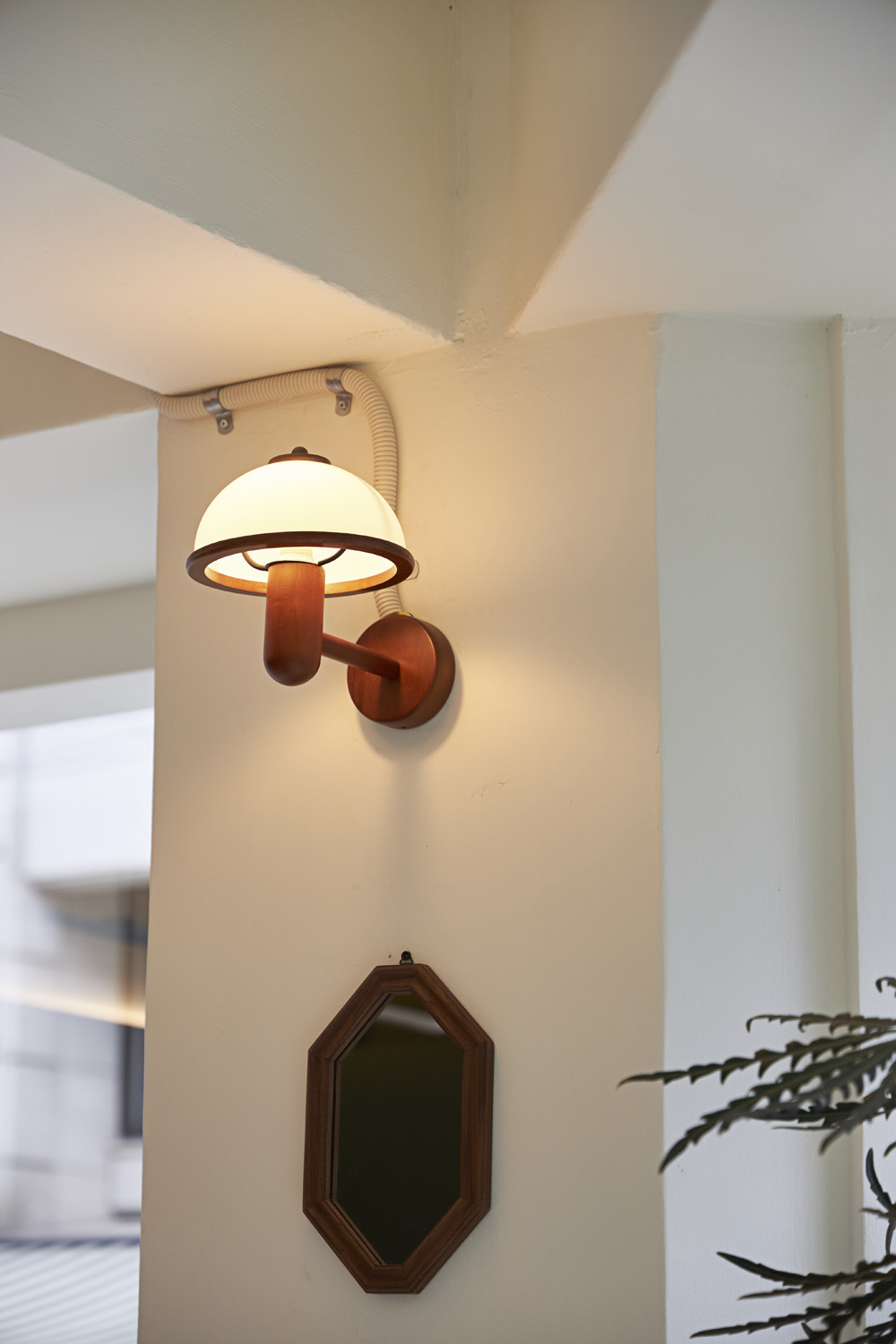 简约白与木的优雅融合 | 12 平米咖啡模型装修费用-16