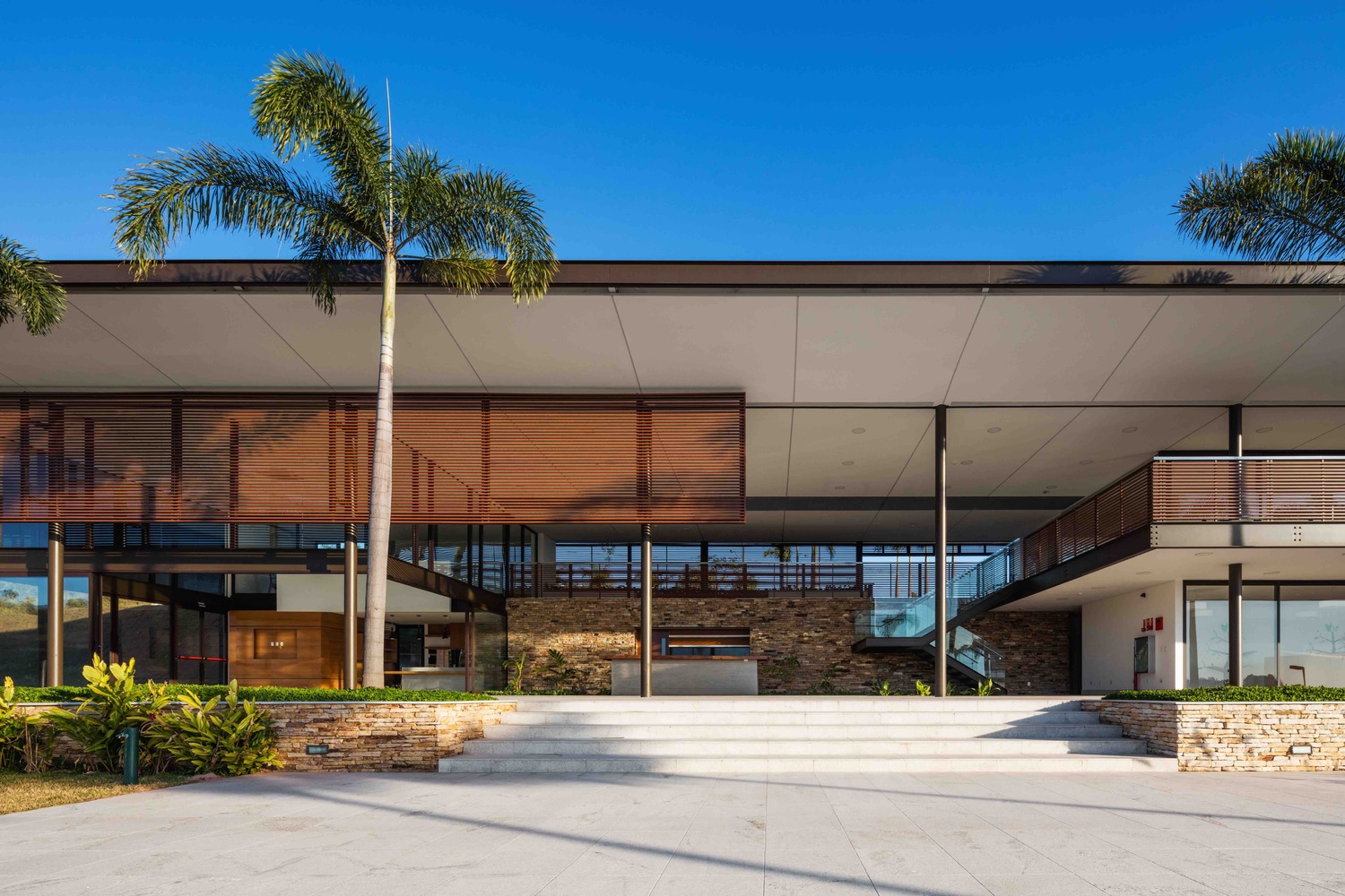 巴西自然景观中的社交俱乐部总部-42