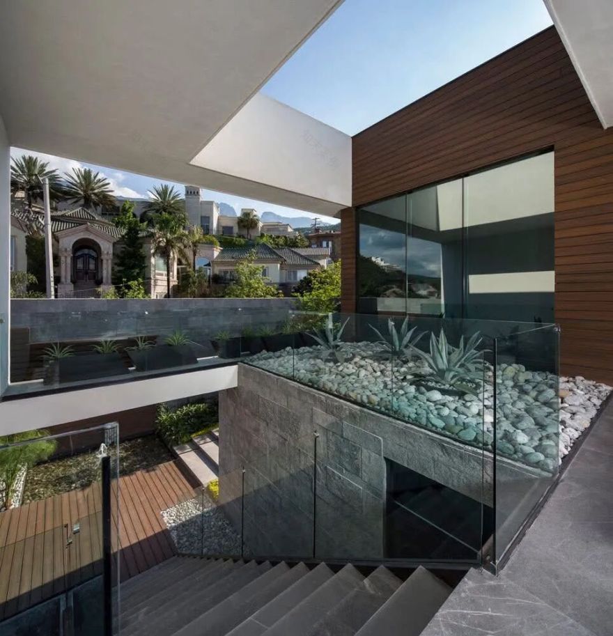 HouseMT|坡地光幕:蒙特雷星环里的悬浮极简主义-6