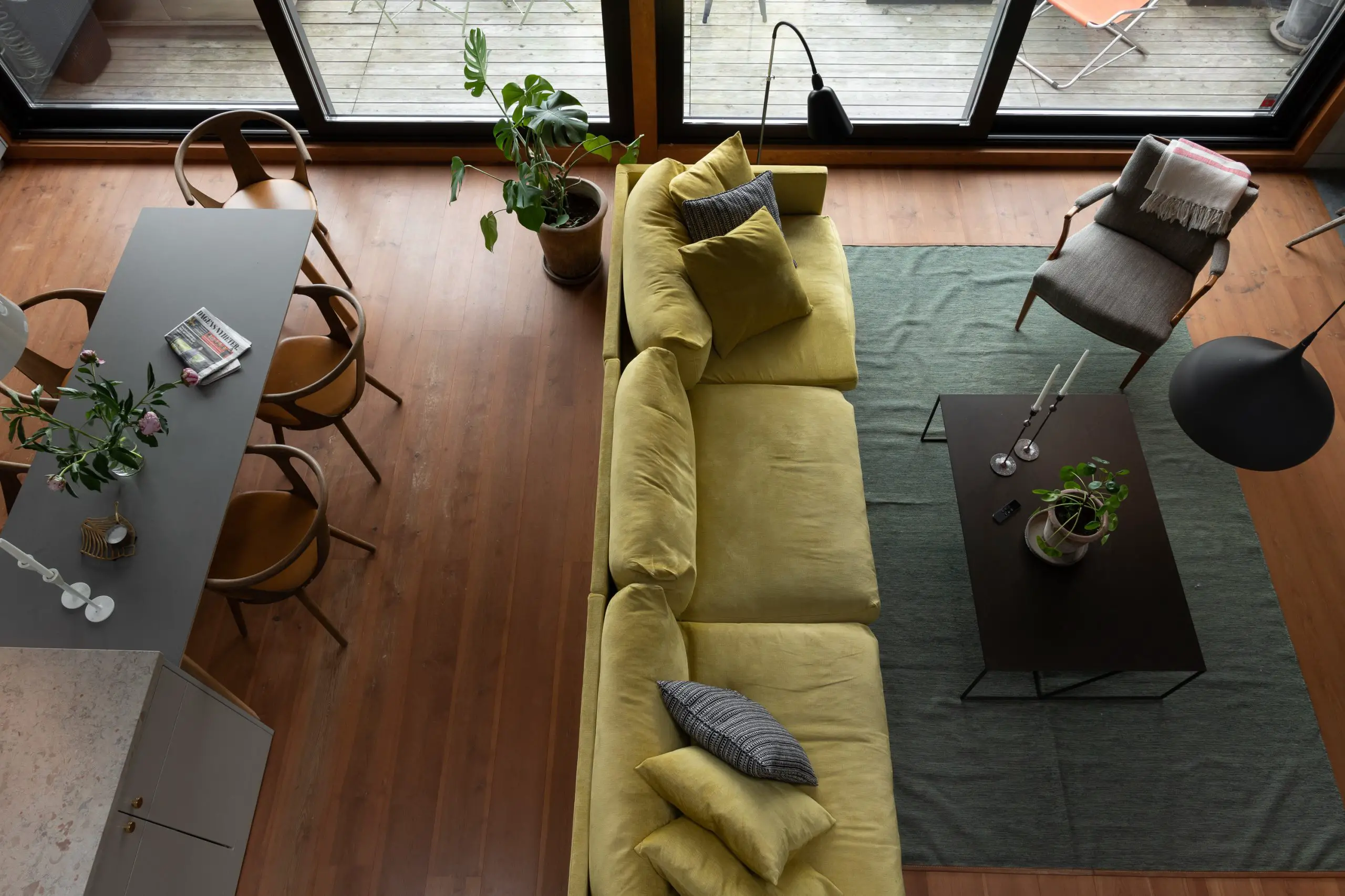 瑞典顶层公寓的玻璃阁楼办公室-6