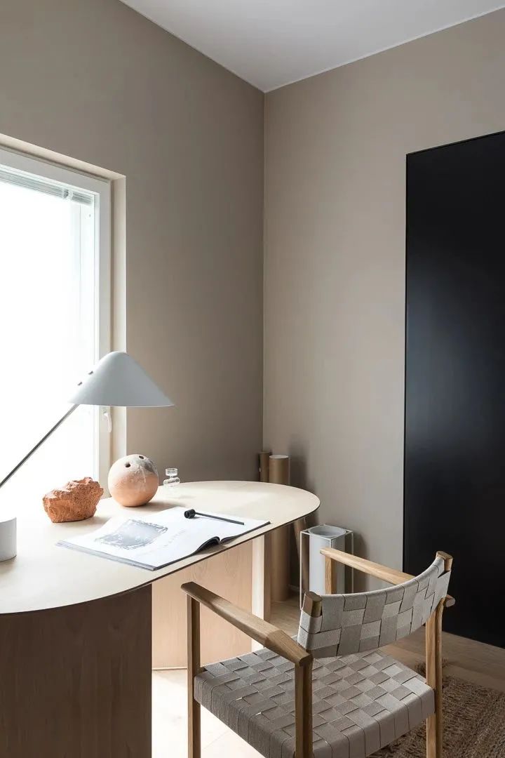 芬兰湖边侘寂风别墅丨Laura Seppanen-50