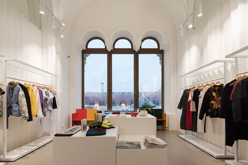 548㎡前莫斯科建筑局改造的时尚商店  LOGIC-5