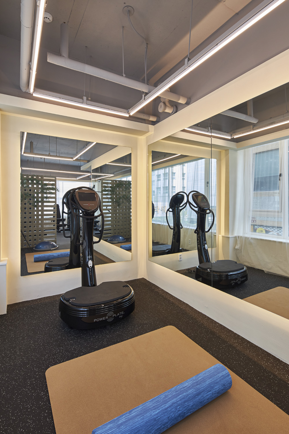 简约设计展现 30 坪健身中心魅力-13