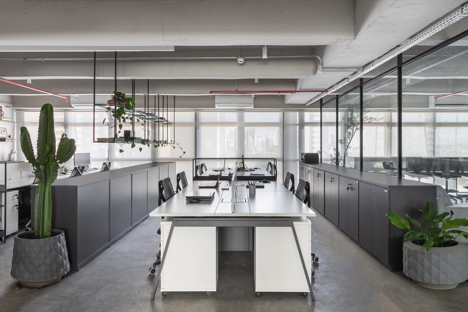 巴西 DF 企业办公室 | 现代混凝土与玻璃的完美融合-1