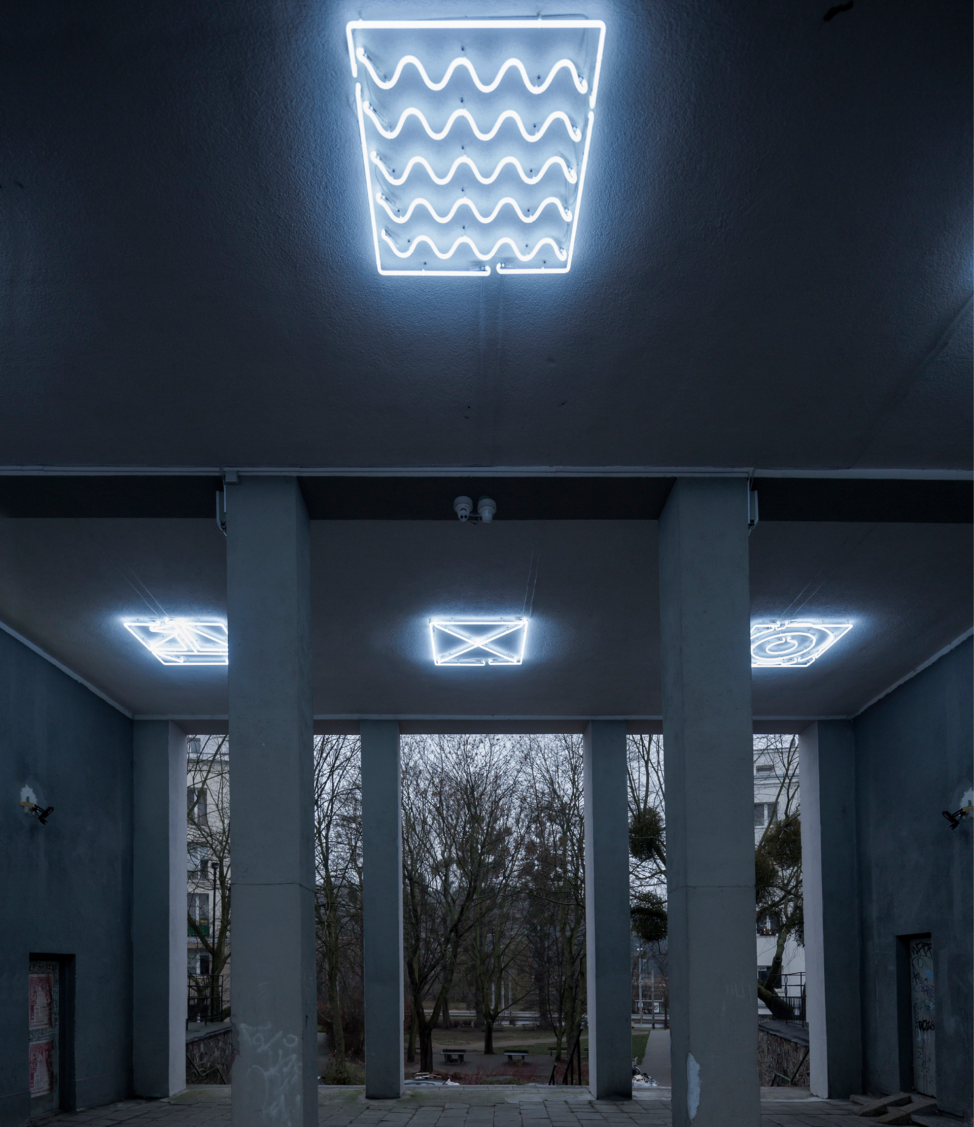 现代主义通道的霓虹灯装置丨波兰格丁尼亚丨Traffic Design-17