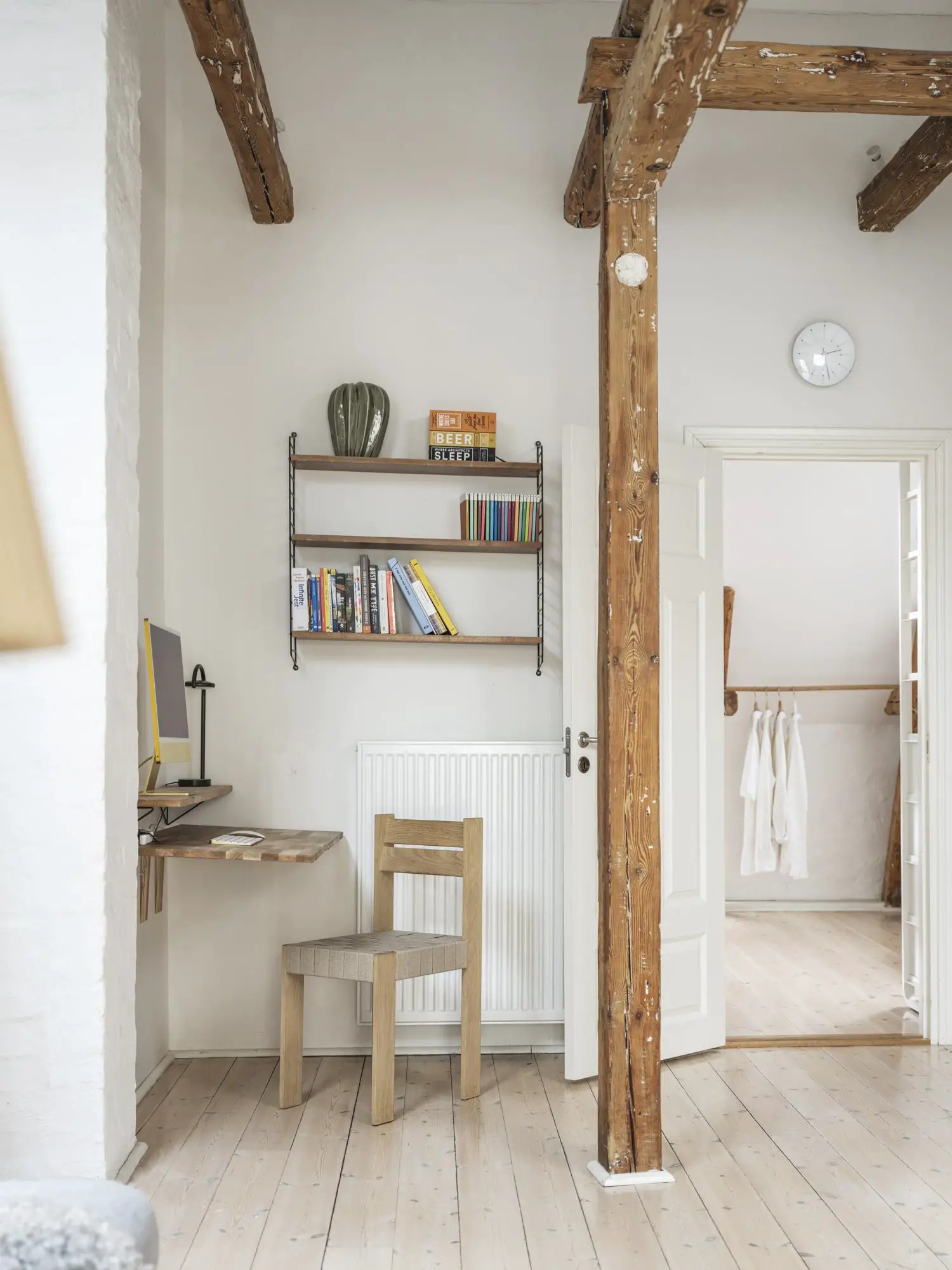 瑞典一旧楼顶层公寓的活力黄灰设计-6