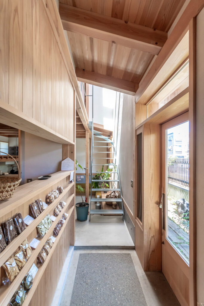 旗竿地に立つ店舗併用住宅 半地下につくったのは“景色”を見渡せ、落ち着く大空間 | Architecture | 100%LiFE-1