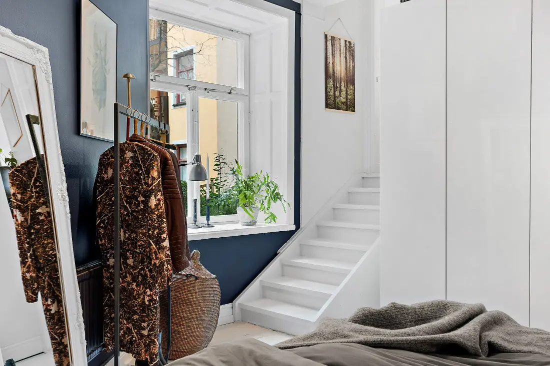 色彩强烈的两室一厅设计 | 深蓝与水泥的完美融合-8