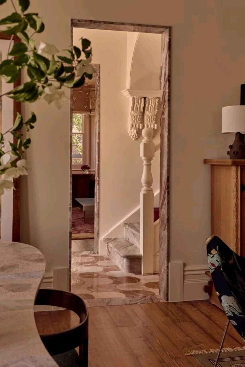 米兰式落地馅饼(注:Pied à terre常见有落脚处小公寓等意思,但结合Milanese这里推测是一种美食相关,直译为米兰式落地不太符合常见表达,意译为米兰式落地馅饼,若有更准确语境信息可进一步精准翻译) 丨澳大利亚墨尔本丨塔莉·罗斯(Tali Roth)工作室-36