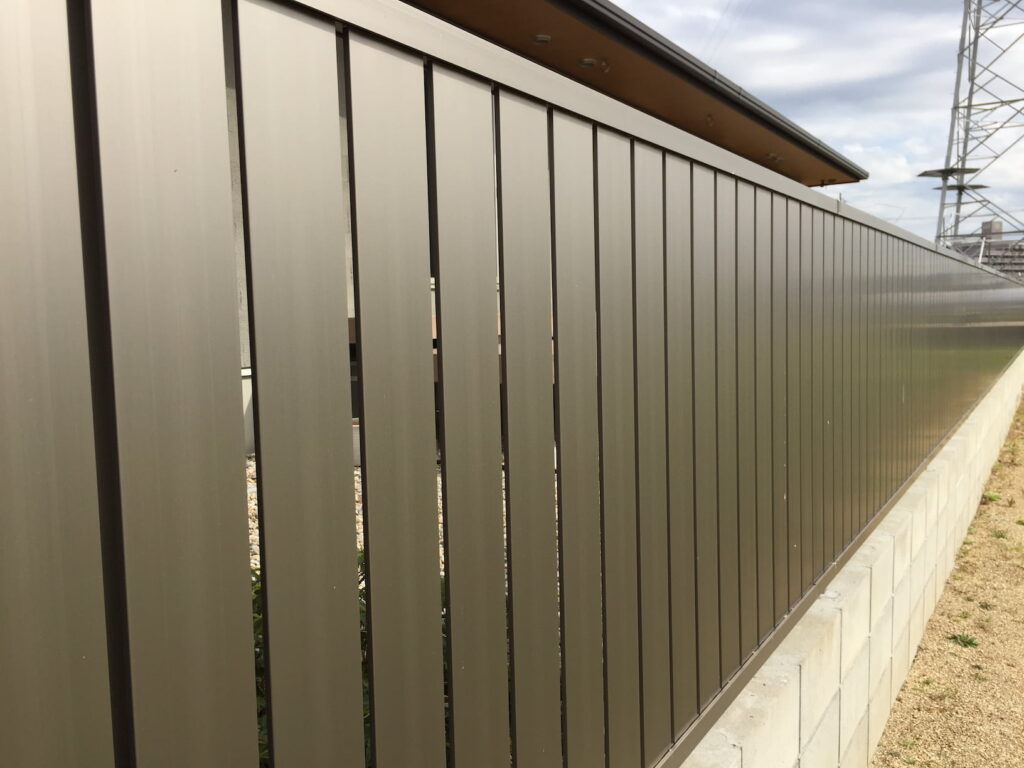 縦格子の目隠しアルミフェンスでプライバシーを確保した外構-43