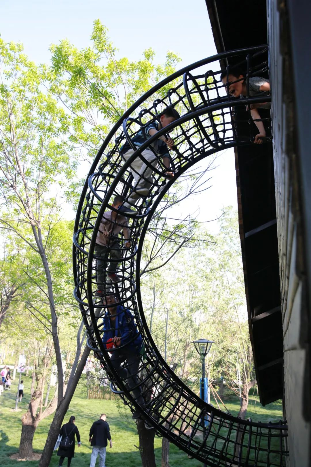 黑森林 | 儿童乐园的黑色艺术-5