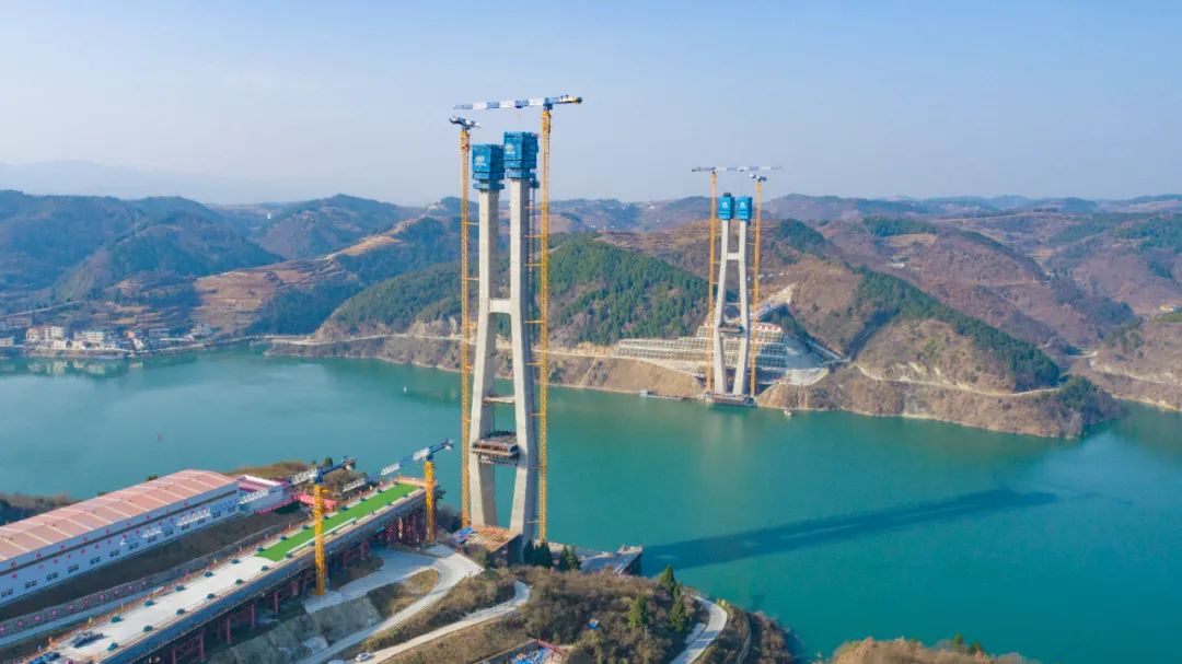 汉江之侧起云峰！国内最大跨度梁桁组合结构斜拉桥首塔封顶-20