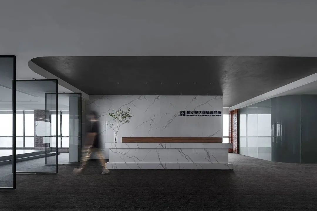 黑白交接的理性与感性 · 律师事务所的现代设计丨陆槛槛空间设计-8