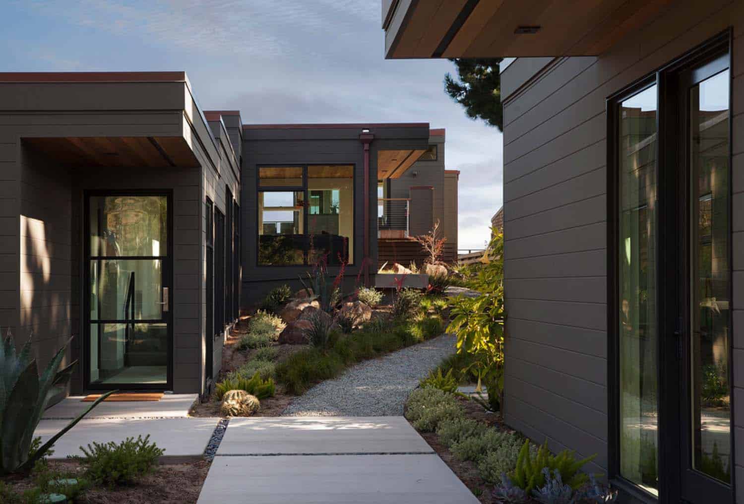 Seaside retreat celebrates indoor-outdoor living in Stinson Beach-1