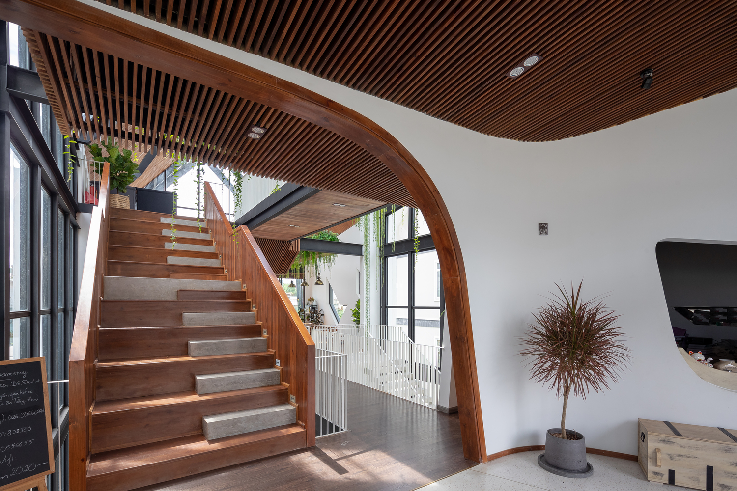 梦幻之地·越南岘港的白钢建筑民宿-24