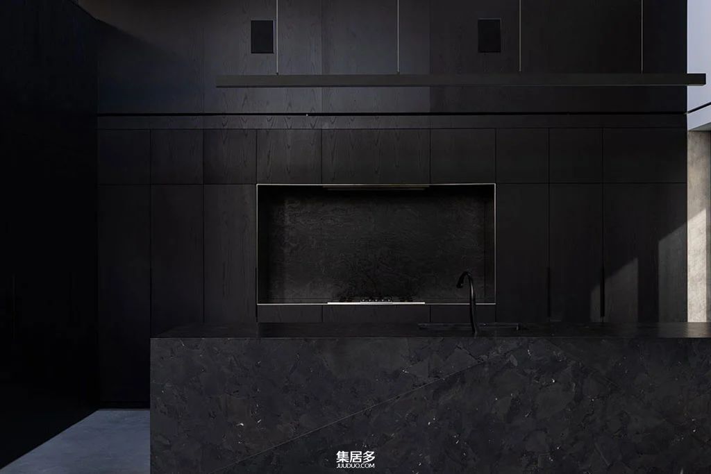拥有独特屋顶和壮观黑色厨房的悉尼豪宅-6