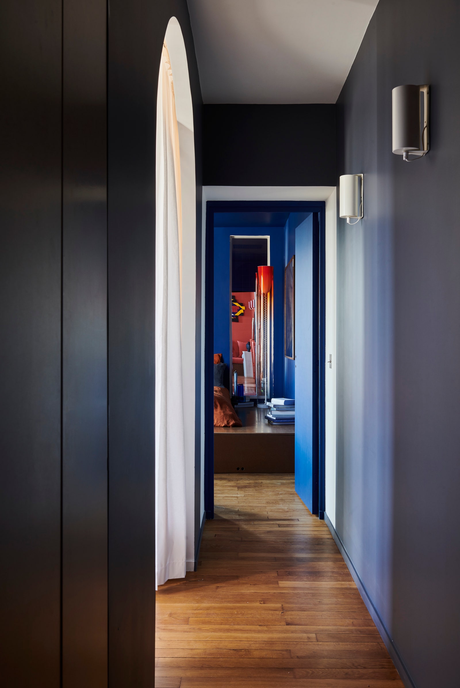 色彩斑斓的巴黎小公寓改造 | 空间与功能的完美融合-11