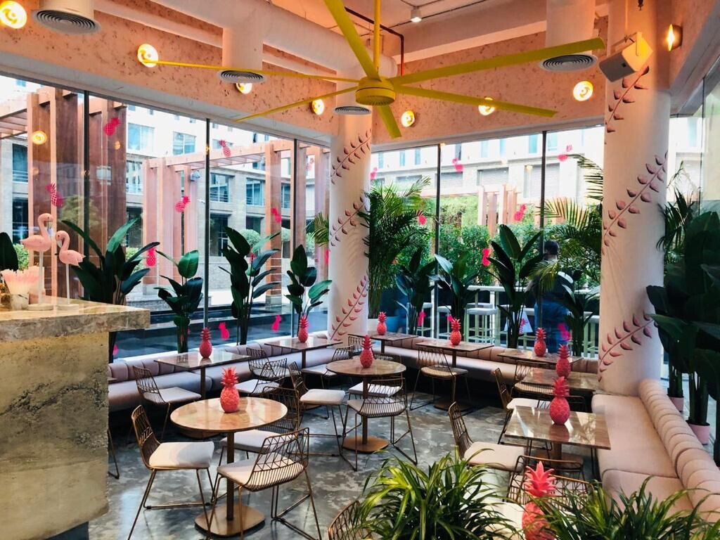 迪拜 Vibe Cafe | 粉色与铜色的健康美食空间-5