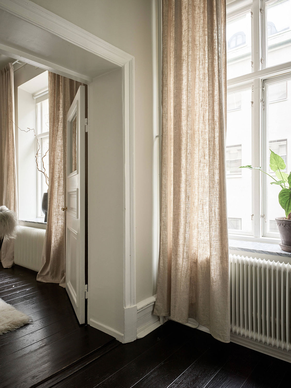 黑色地板和柔和的女性化装饰：哥德堡的宜人公寓-18