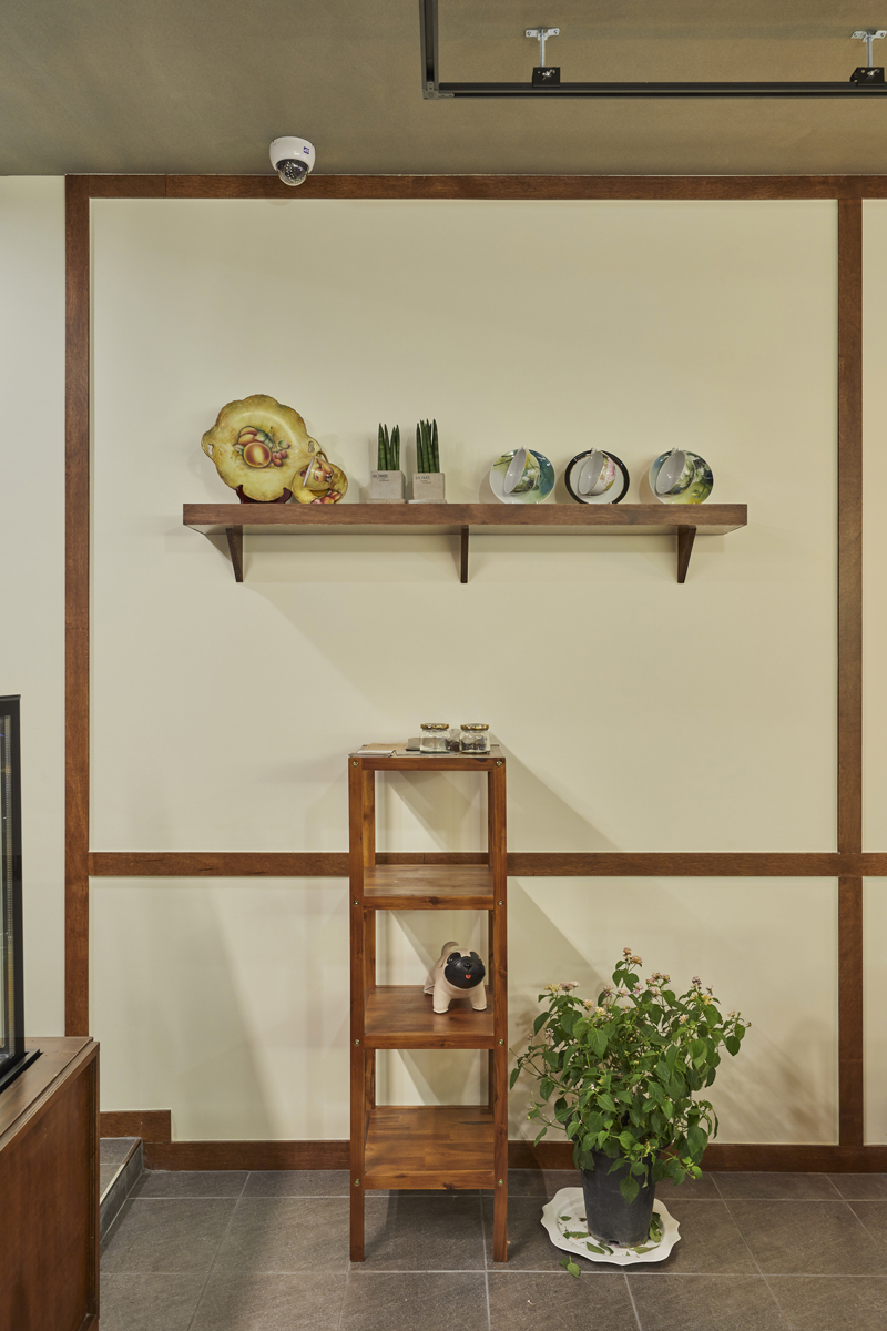 12 坪极简咖啡厅，温馨氛围中的白色与木质元素-15